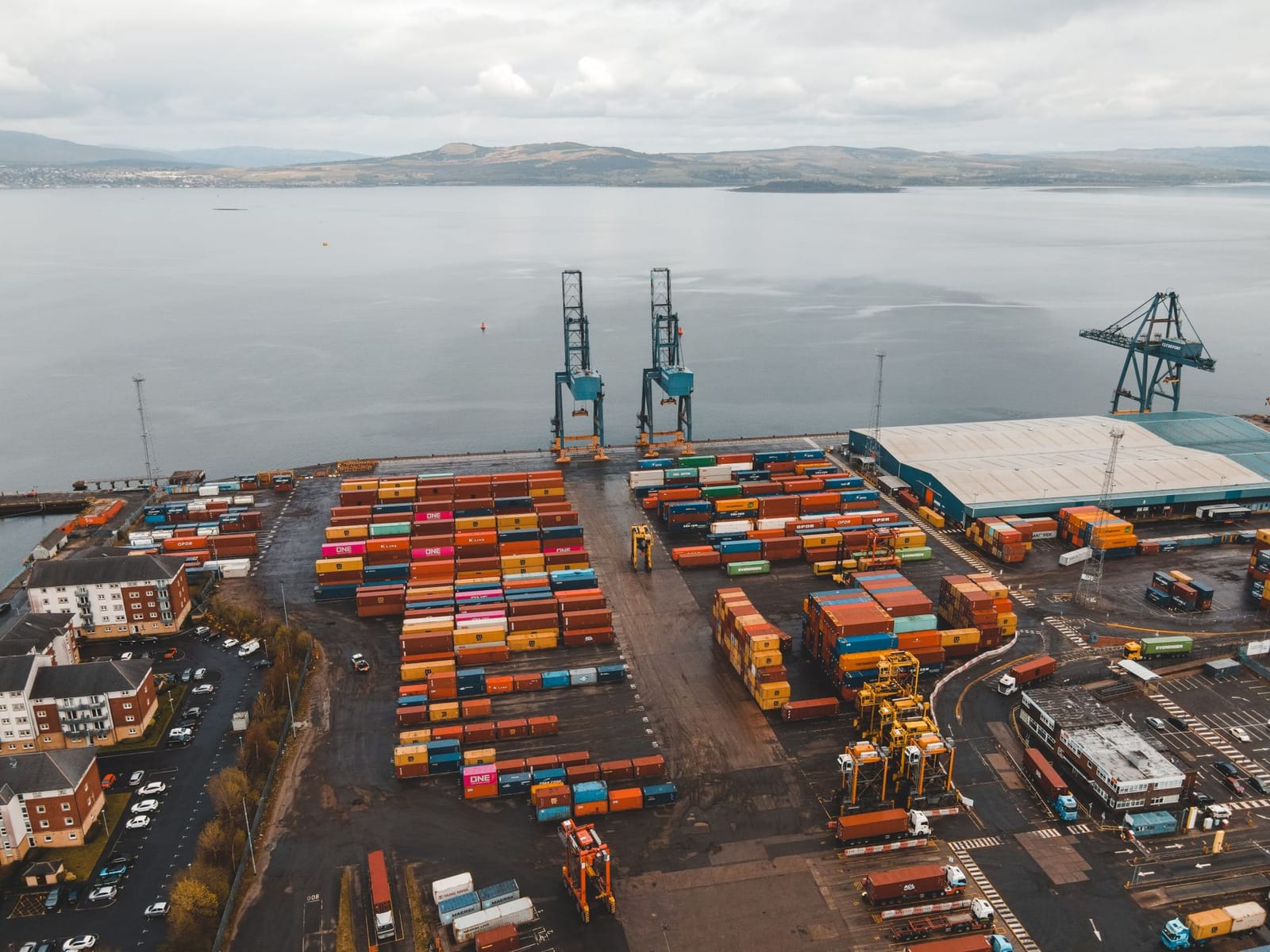 Container port with quay cranes